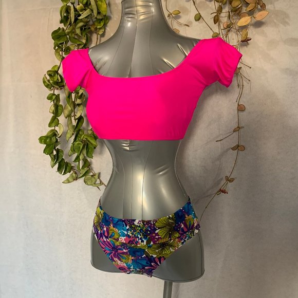 Knotted-Front Swim Crop Top  👙 - Picture 1 of 9
